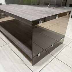 Modern Coffee Table With Two Large Side Tables In Like New Condition
