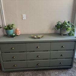 Unique 9 Drawer Dresser 