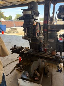 Running Bridgeport Style Milling Machine