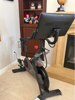 Peloton Bike (2020) – Excellent Condition + Women's Size 7 Shoes Includedo
