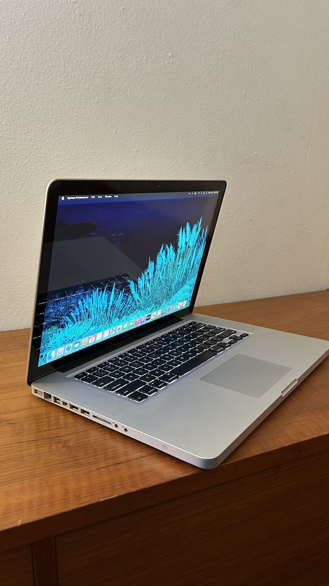 Apple MacBook Pro 15” I7/8GB/256GB SSD $175