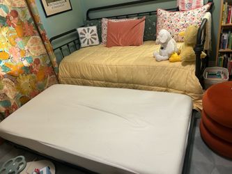 Twin trundle daybed, barely used, metal frame