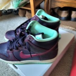 Women's Size 7 Like New Condition ( Still Available)