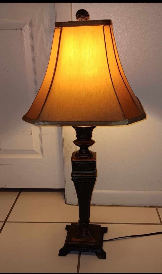 VINTAGE "Grandmother's house" heavy lamp with shade and bulb $15 FIRM