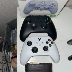 Two Xbox controllers / Read Description