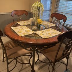 Beautiful 7 pc Dinette set