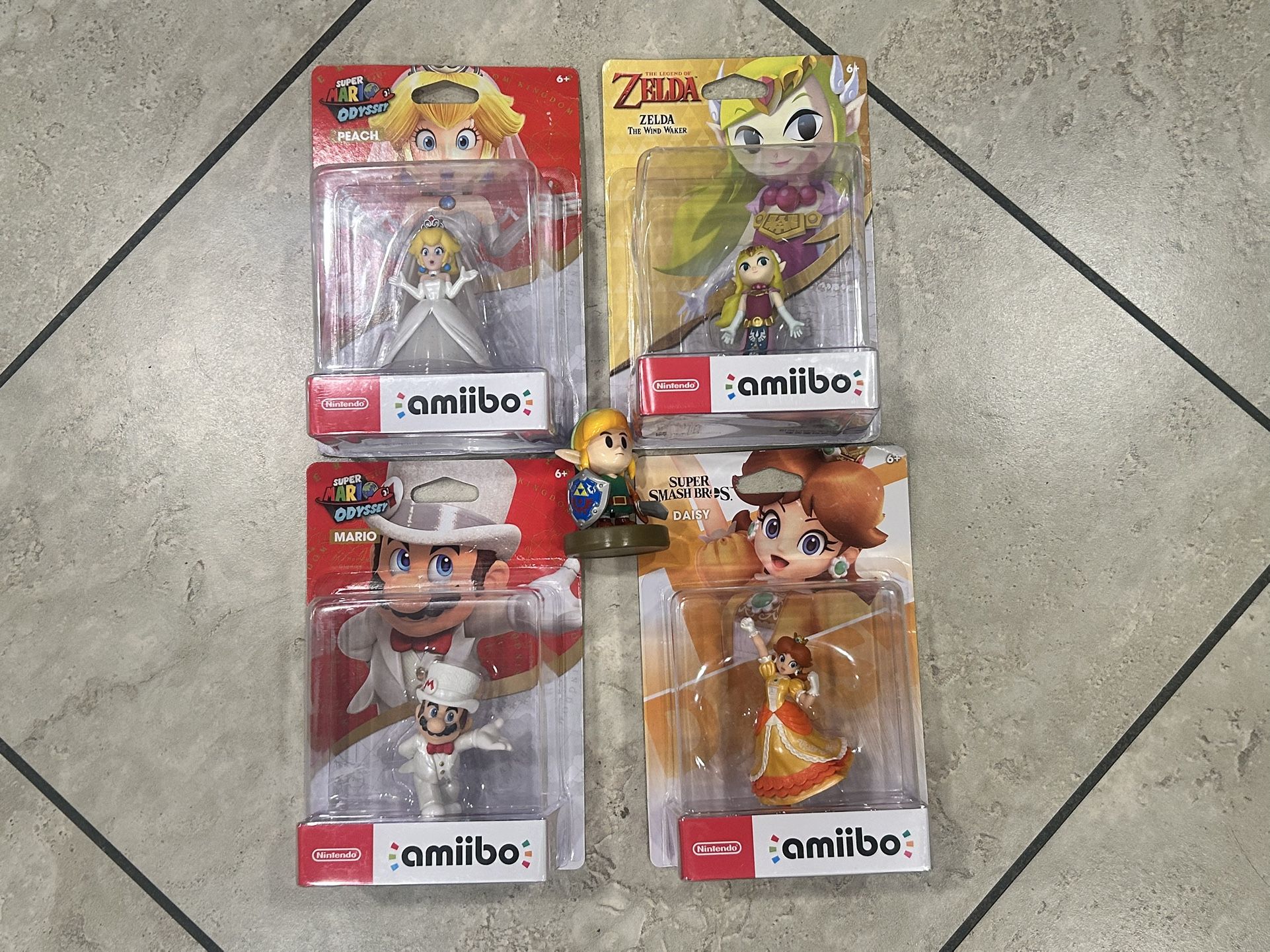 Amiibo Lot of 5 - 4 NEW SEALED & 1 USED - Mario, Toon Zelda, Peach, Daisy, Link