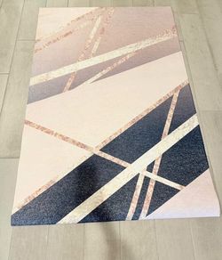 Geometric design area rug/Mat. 70“ x 48“.