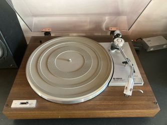 Yamaha YP-211 record player turntable