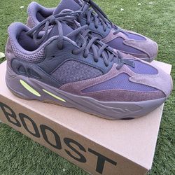 Yeezy 700 Mauve Sz11.5