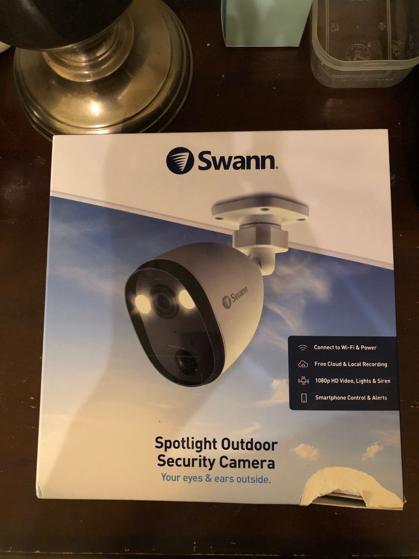 Swann spotlight outdoor security camera. 1080P. Wi-Fi. Smart