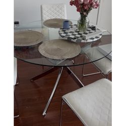 I’m selling a table and four chairs as a set.