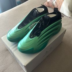 Adidas 9 1/2  HARDEN VOLUME SHOES