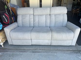 80” Power Reclining Sofa w/ Adjustable Headrests & USB Ports – Like New