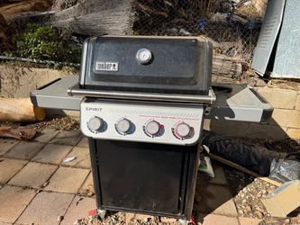 Weber Spirit E-425 Gas Grill, Bought in Jan, Includes Tank & Cover