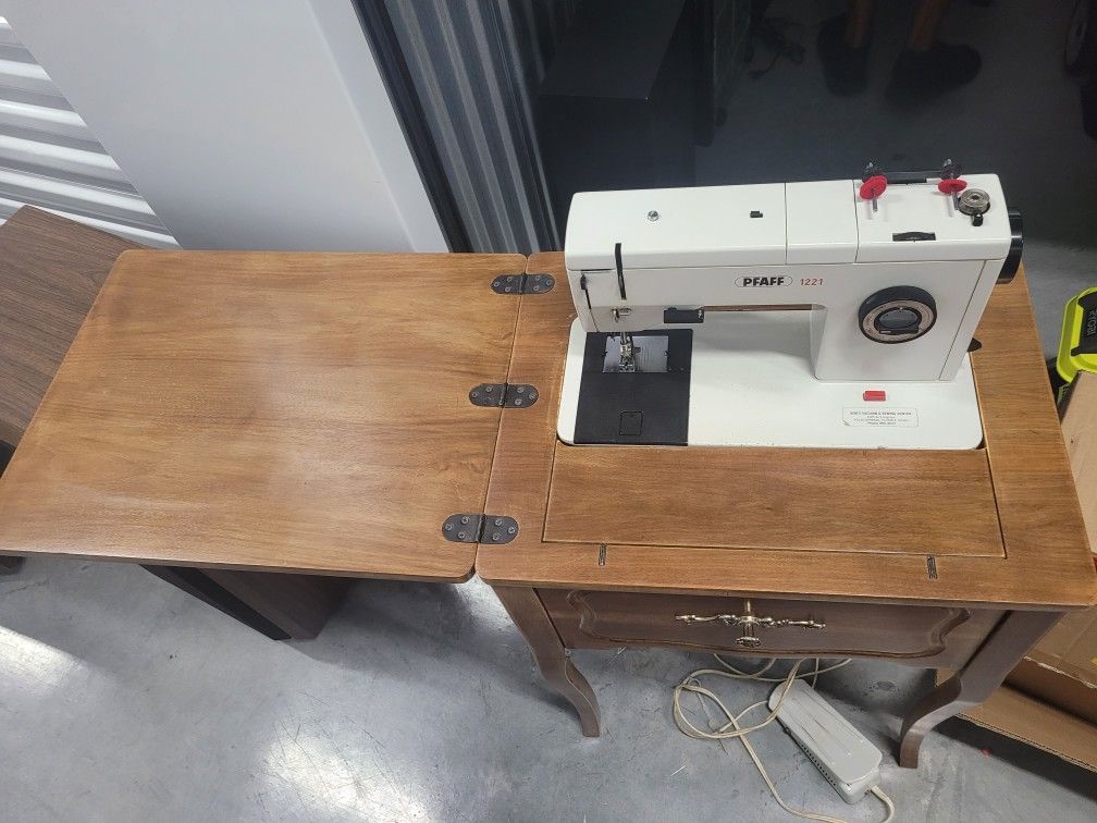 PFAFF 1221 SEWING MACHINE WITH CABINET