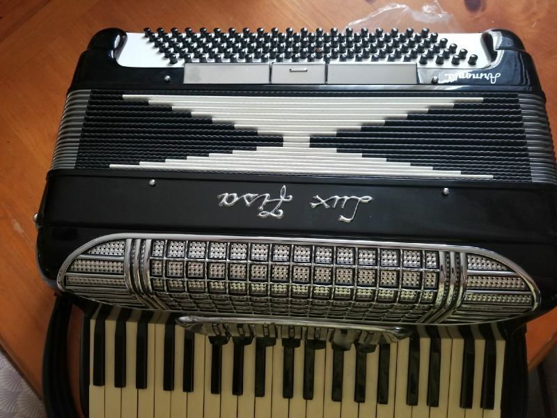 Lux sale fisa accordion