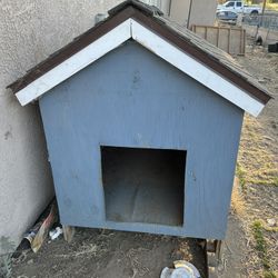 4x4 Dog House
