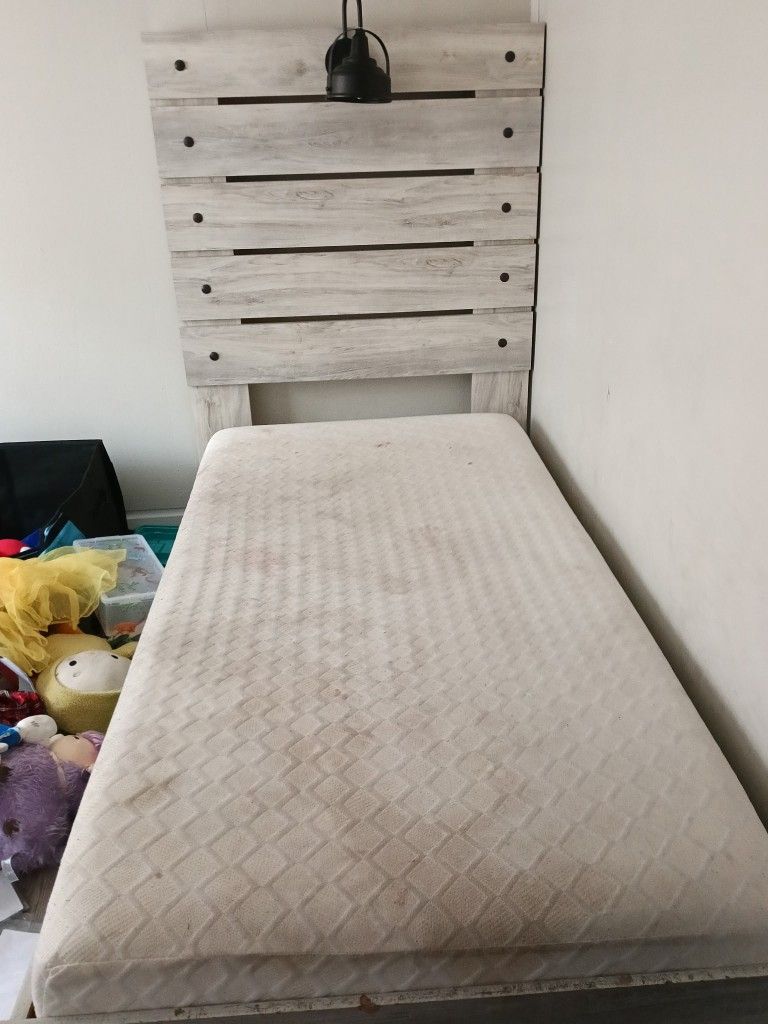 2 Twin Beds read Description 