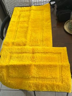 NEW bath mat set of 2 in yellow