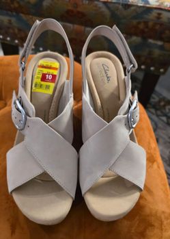 Clarks Crossover Beige Wedge Sandals size 10 NEW. 90% OFF