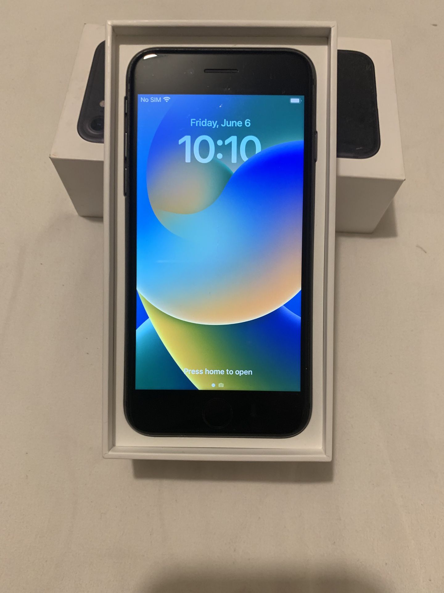 Apple iPhone 8 - UNLOCKED - Excellent condition