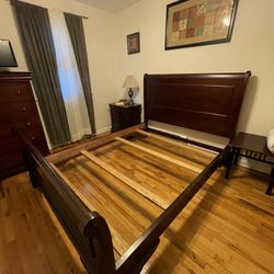 3-piece Cherry Wood Sleigh Style Traditional Bedroom Set