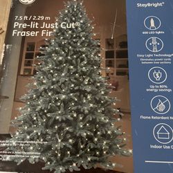 7.5 Ft Pre-lit Artificial Christmas Tree. 