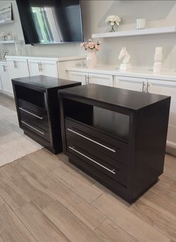 2 Modern Wood Nightstands. Used, in good condition. Normal Wear!

Dark Espresso Color!

36"W x 18"D x 32.5"H

$195

Modern pair of nightstands with a 