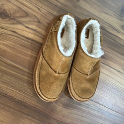 New Koala Bora By Ugg Size 4