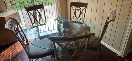 Dining room with 5 chairs