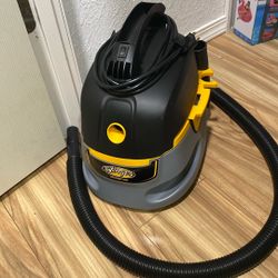 2.5 Gallon Wet/Dry Vacuum 