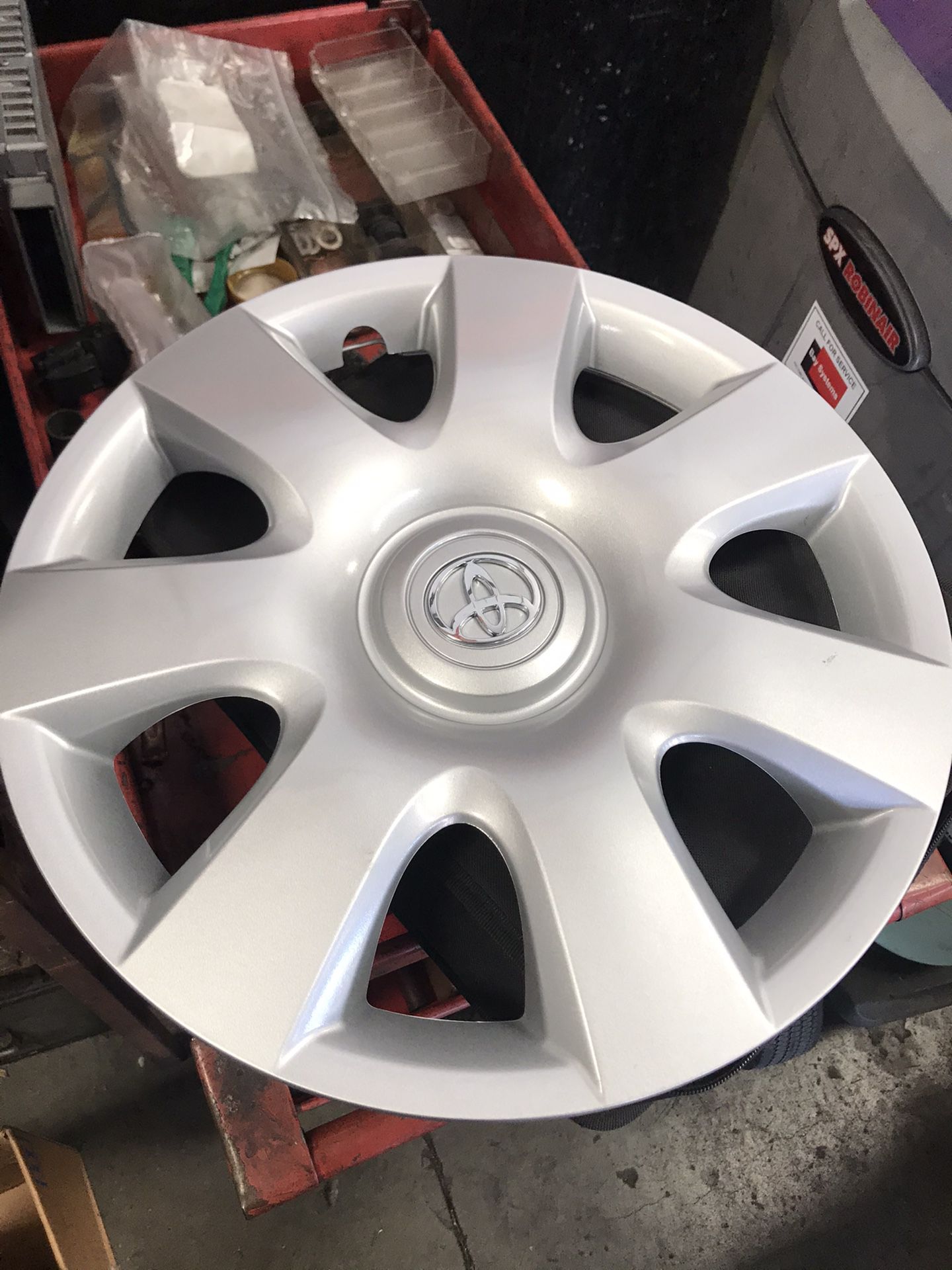 1 Toyota Camry 15” hubcap original