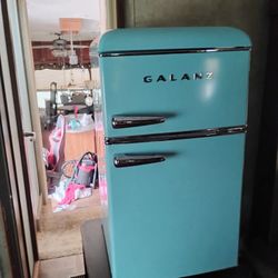 Galanz Retro Mini Fridge