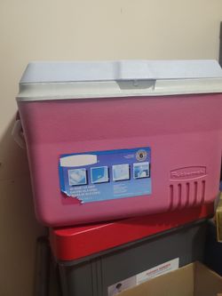 Rubbermaid 48 quart cooler/ice chest