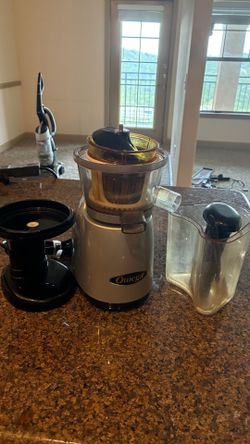 Low speed juicer