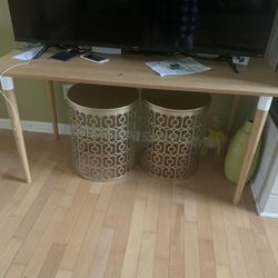 Wood Table Excellent Condition For Sale 