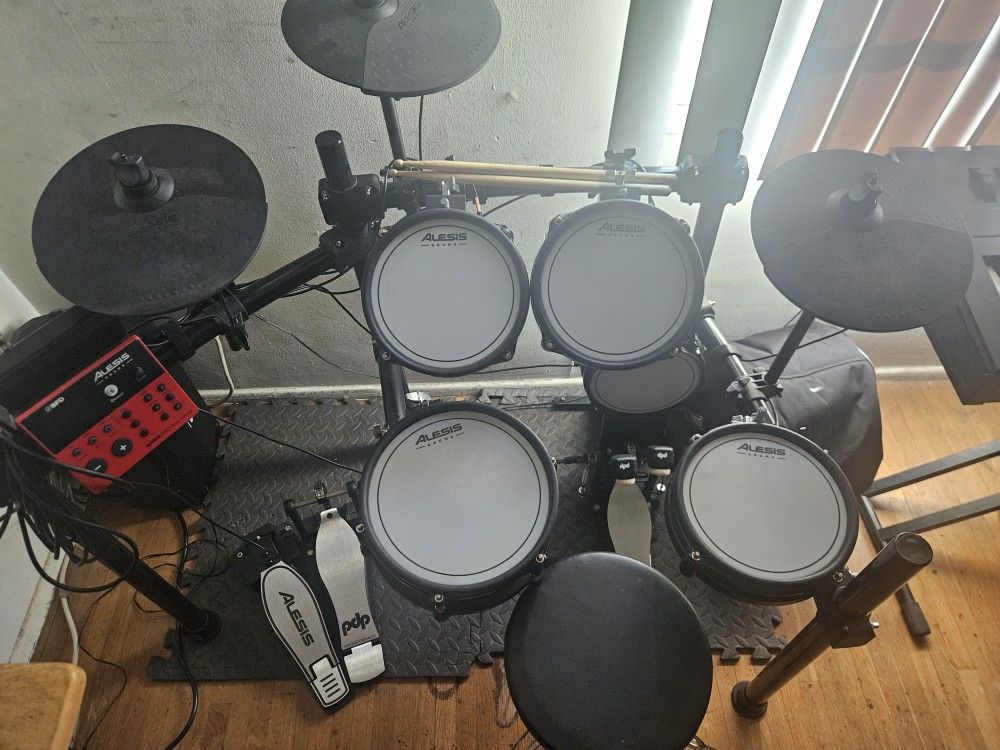 Alesis Nitro Pro 8-Piece W/Alesis Speaker