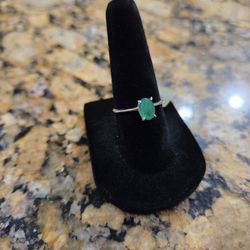 NWT 0.98 CTS GENUINE NATURAL EMERALD SET IN 10 KT WHITE GOLD SIZE 6 WITH CERTIFICATE 