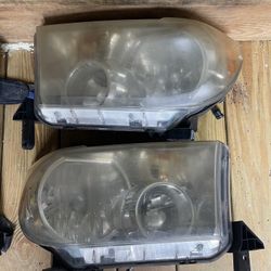 Headlight Set For 2007-2013 Toyota Tundra W/alogen Light