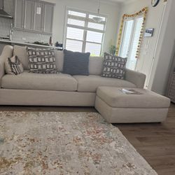 Rooms To Go Super Cute Sectional sofa 