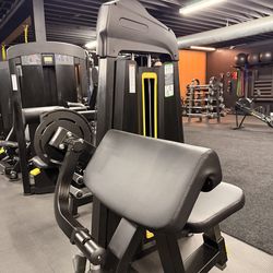 Bicep curl machine
