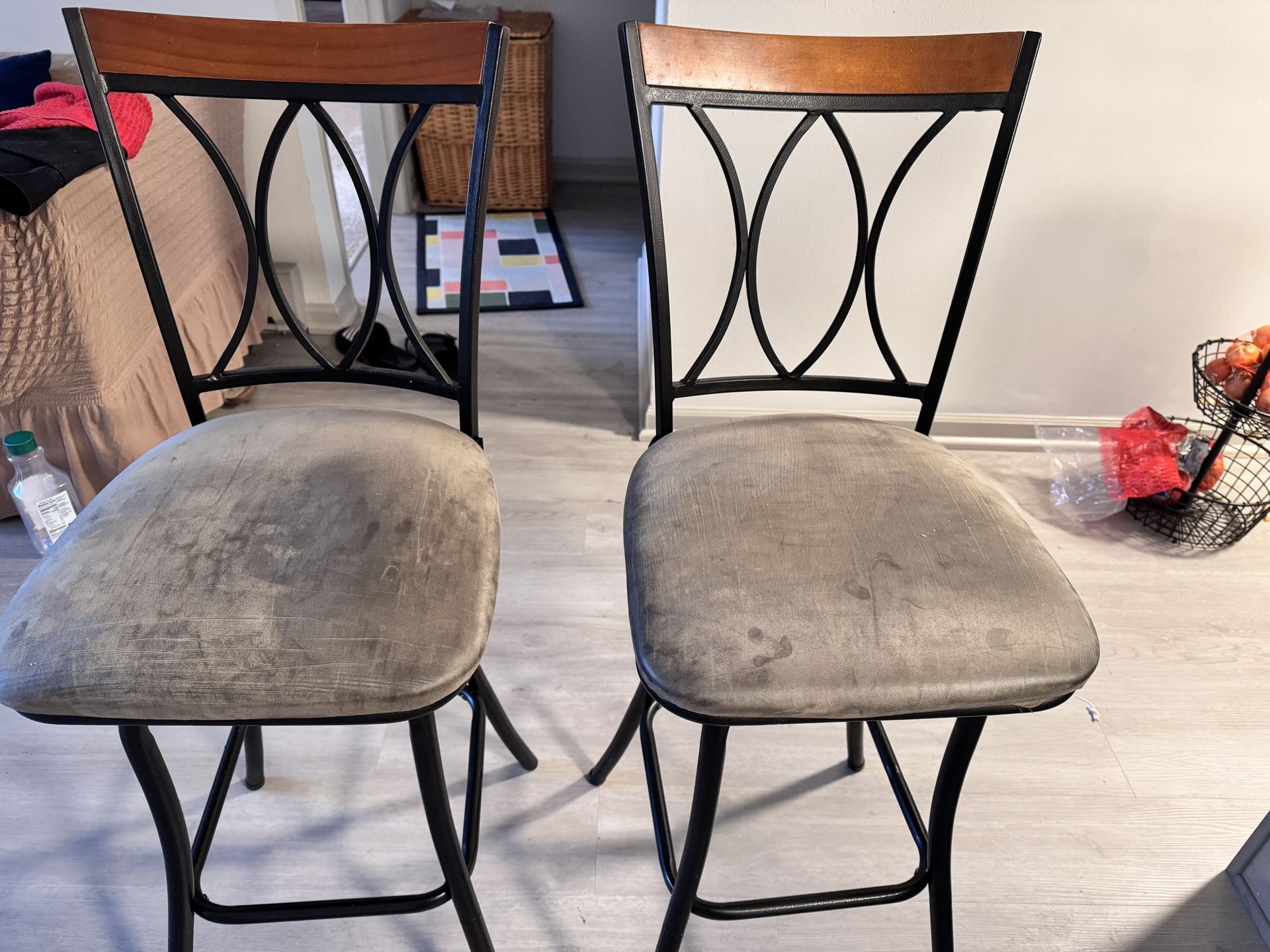 Selling 2 sturdy metal bar stools 