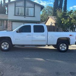 2011 Chevrolet Silverado 2500 HD Duramax 4 wheel drive LTZ fully loaded