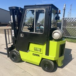 FOR SALE A CLARK GPS17 ,SERÍA NUMBER GP127-0061-4241FORKLIFT.83/188 TSU MAST WITH SIDESHIFT,AUTO TRANS,LPG,CAB WITH HEATING.   IT IS IN GOOD WORKING C