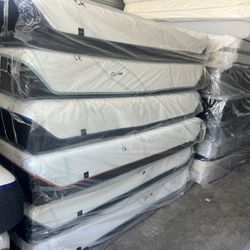 CALIFORNIA KING SIZE TEMPURPEDIC MATTRESS & BOX SPRINGS BED SET