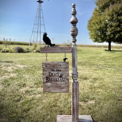 Halloween Wooden Post Decor, Antique Style  Hand made base from an antique pillar, hand sign and painted. Sealed for indoor/ outdoor use! 