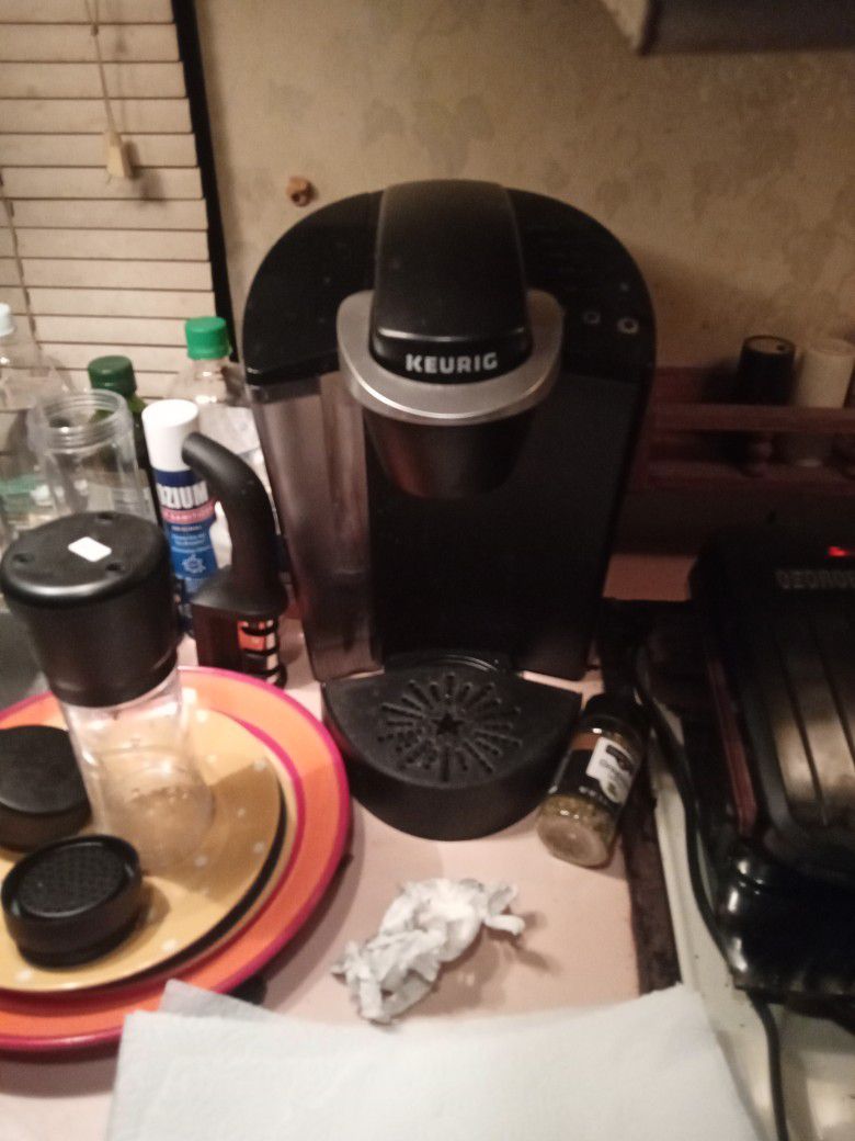 KEURIG  INSTANT COFFEE MAKER COUPLE MONTHS OLD ONLY USED FOUR OR FIVE TIMES BRAND NEW CONDITION JUST DON'T USE IT MAYBE Some One CAN GET THE ENJOYMENT