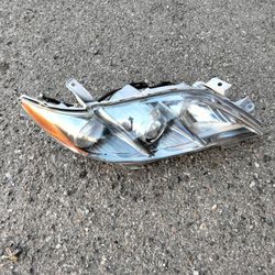 2006-2009 Toyota Camry Headlight (Right Side) With Light Bulb And Accessories.