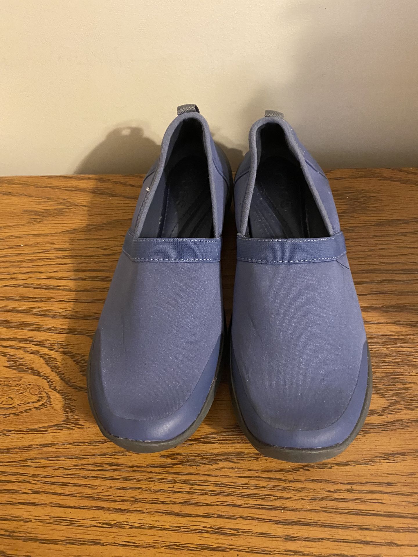 New Woman’s Crocs Duet Busy Day 2.0 Satya Flat Shoes Size 7